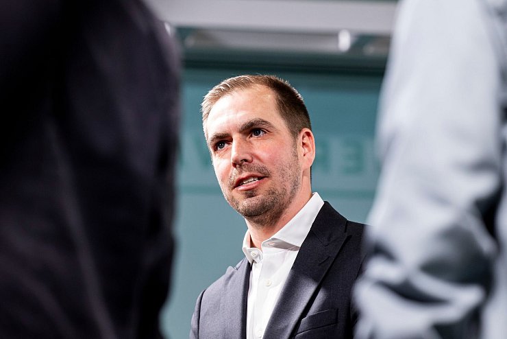 Philipp Lahm bei der Verleihung der Sepp-Herberger-Awards. - © Michael Matthey/dpa