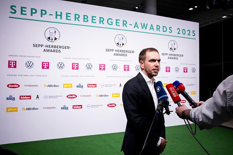Philipp Lahm bei der Verleihung der Sepp-Herberger-Awards. - © Michael Matthey/dpa
