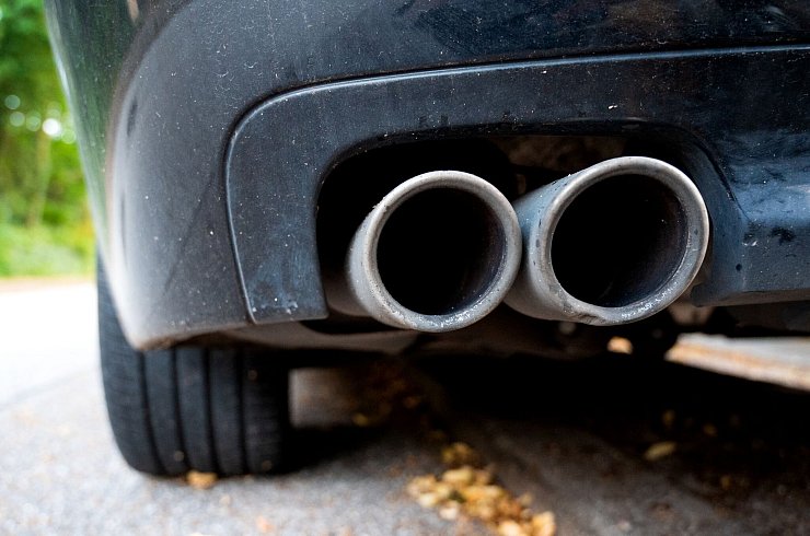 Die Täter hatten Bauschaum in die Auspuffrohre von Autos gesprüht. - © Daniel Bockwoldt/dpa