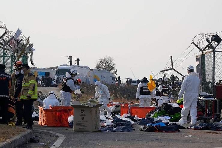 Die Ermittler konnten bereits zwei Flugschreiber bergen. - © Ahn Young-joon/AP/dpa