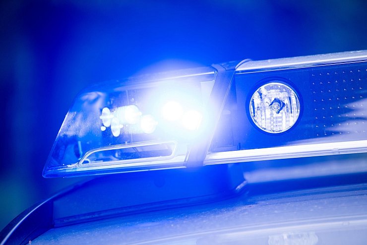 Die Polizei fahndet nach dem mutmaßlichen Täter. (Symbolbild) - © Lino Mirgeler/dpa