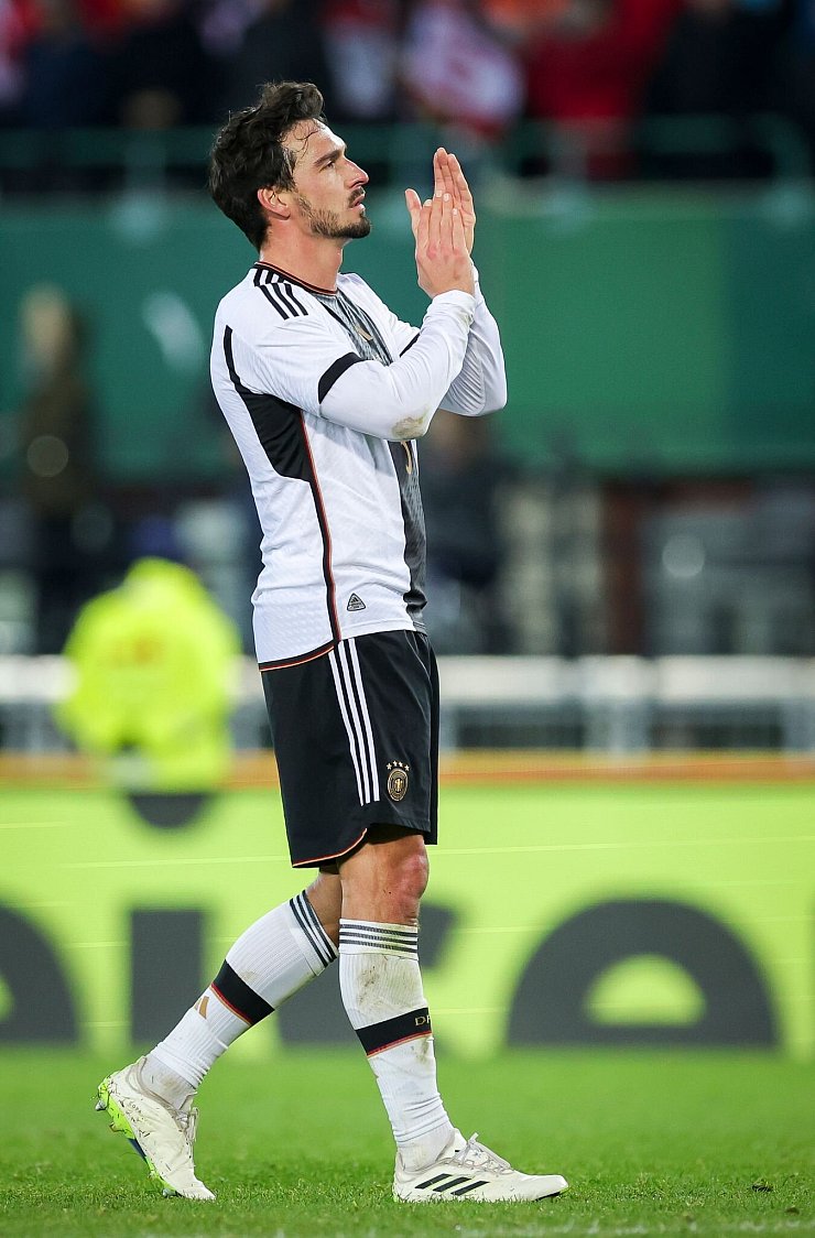 Mats Hummels dankt den deutschen Fans für die Unterstützung nach seinem letzten Länderspiel beim 0:2 gegen Österreich in Wien. - © Christian Charisius/dpa