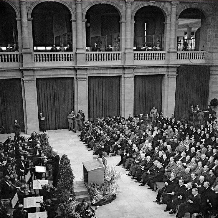 Im Museum Koening in Bonn werden am 1. September 1948 die Beratungen des Parlamentarischen Rates zur Ausarbeitung des Grundgesetzes mit einem Festakt eröffnet. - © Erna Wagner-Hehmke/Haus der Geschichte/dpa