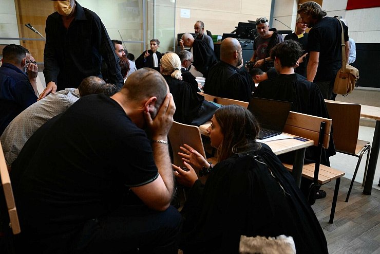 Die Ermittler vermuten, dass noch weitere Männer Gisèle Pelicot missbraucht haben. (Archivbild) - © Christophe Simon/AFP/dpa