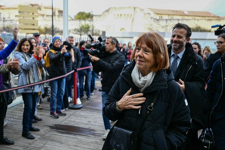 Gisèle Pelicot erhielt an den Verhandlungstagen viel Unterstützung durch Sympathisantinnen. (Archivbild) - © Christophe Simon/AFP/dpa