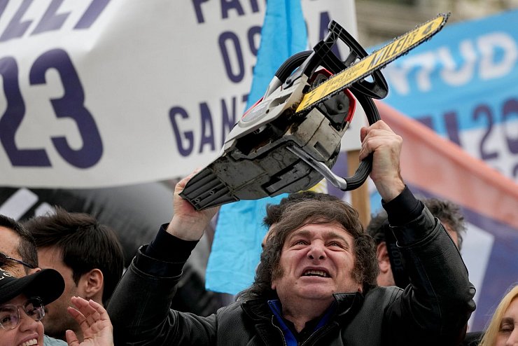 Argentiniens Präsident Javier Milei posiert mit Kettensäge - ein Vorbild für die FDP? (Archivbild) - © Natacha Pisarenko/AP/dpa