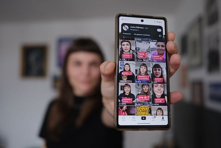 Content Creatorin Susanne Siegert zeigt die Startseite ihres Tiktok-Accounts. - © Sebastian Willnow/dpa