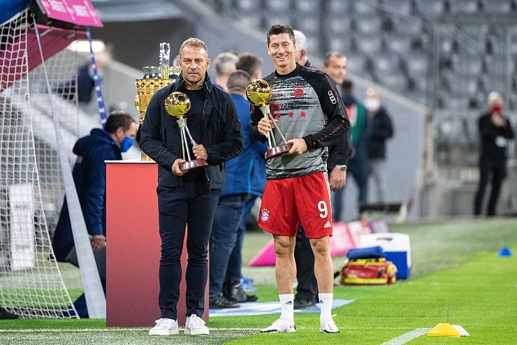 Kennen und sch&auml;tzen sich aus der gemeinsamen Zeit in M&uuml;nchen: Hansi Flick (l) und Robert Lewandowski vom FC Barcelona. - &copy; Matthias Balk/dpa