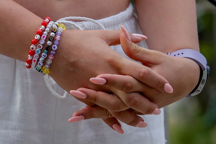 Armbänder wie diese gehören für viele Swift-Fans zum Muss. - © Heinz-Peter Bader/AP/dpa