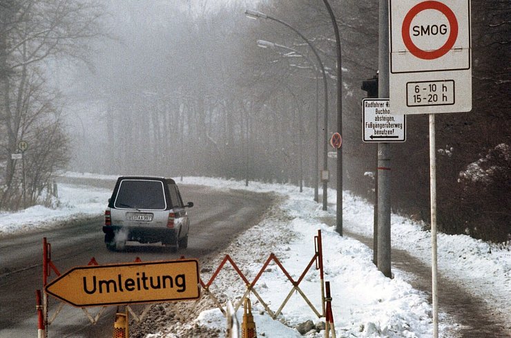 Einsame Straßen wegen Smog-Alarms sind in Nordrhein-Westfalen nur noch aus der Geschichte bekannt. (Archivbild) - © Hartmut Reeh/dpa