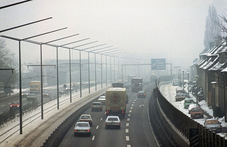 Einen Smog-Alarm wie 1985 hält Landesumweltminister Oliver Krischer (Grüne) so nicht mehr für möglich in Nordrhein-Westfalen. (Archivbild) - © Horst Ossinger/dpa