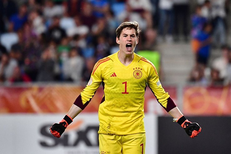 Max Schmitt wäre am Mittwoch Ersatzmann für Manuel Neuer. - © Marton Monus/dpa