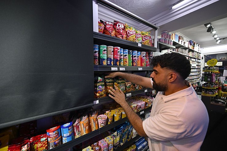 Kioskbetreiber müssen die Knabbersachen deshalb abdecken, da nach 20.00 Uhr nur noch ein bestimmtes Sortiment angeboten werden darf. - © Felix Hörhager/dpa