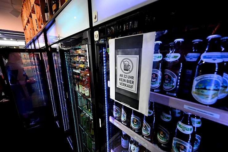 Bierflaschen dürfen in den Kiosken ab 22.00 Uhr nicht mehr abgegeben werden. - © Felix Hörhager/dpa