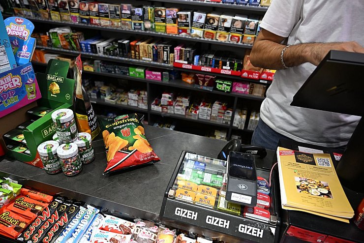 Für die Kioskbetreiber bedeutet das Verbot starke Umsatzeinbußen. - © Felix Hörhager/dpa