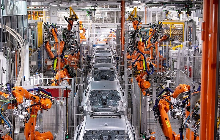 Die Absatzschwäche der deutschen Autobauer hat sich im ersten Halbjahr auf die Umsätze der Branche niedergeschlagen. (Archivbild) - © Sven Hoppe/dpa