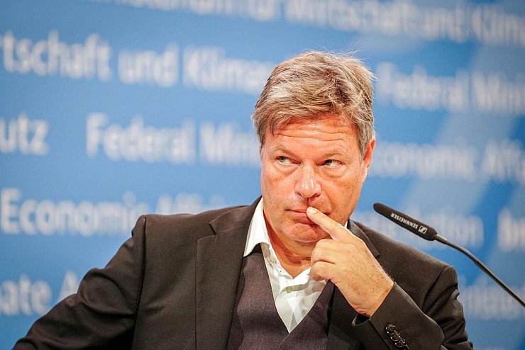 Bundeswirtschaftsminister Robert Habeck nennt die wirtschaftliche Lage nicht zufriedenstellend. - © Kay Nietfeld/dpa
