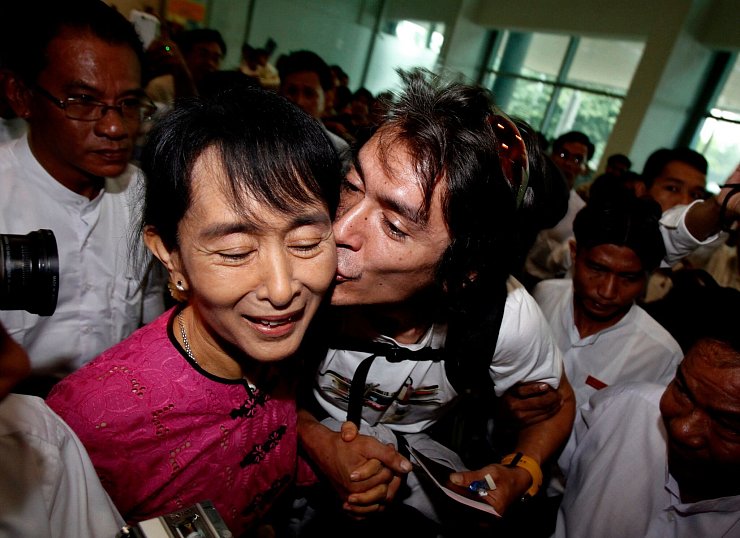 Ein Bild aus besseren Tagen: Aung San Suu Kyi 2011 zusammen mit ihrem Sohn Kim Aris. (Archivbild) - © picture alliance / dpa