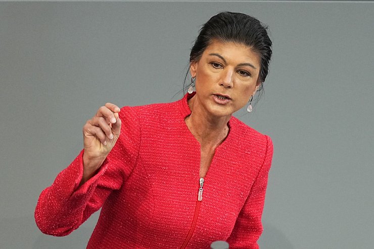 BSW-Gründerin Sahra Wagenknecht sieht «Doppelmoral» bei Merz. (Archivbild) - © Michael Kappeler/dpa