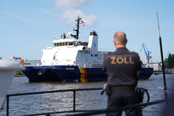 Das Küstenwachschiff «Helgoland» liegt auf der Elbe im Hamburger Hafen. - © Marcus Brandt/dpa