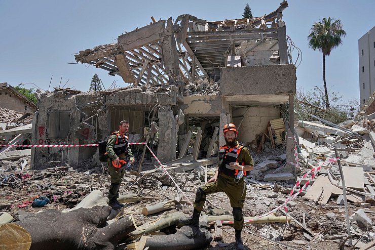 Die iranischen Gegenangriffe richteten schwere Schäden an. - © Bernat Armangue/AP/dpa