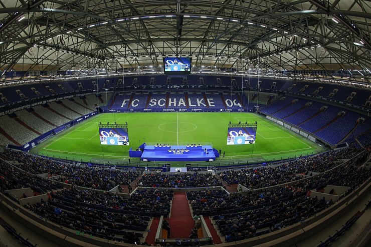 Hitzige Mitgliederversammlung: Die Schalke-Führung musste sich einiges anhören. - © Tim Rehbein/dpa