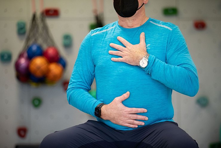 Ein Long-Covid-Patient macht ein Atemtraining in einem Gymnastikraum einer Reha-Klinik für Post-Covid Erkrankte. - © Friso Gentsch/dpa