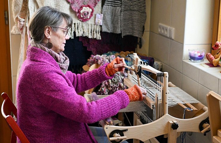 Svenja Suhr an ihrem Arbeitsplatz: Am besten eigne sich die Wolle von Hunden mit möglichst langem Haar. - © Jens Kalaene/dpa