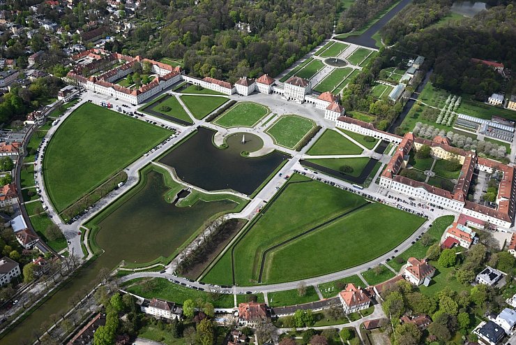 Von einem Zeppelin aus sieht der Park um das Schloss Nymphenburg in München sehr grün aus. (Archivbild) - © Felix Hörhager/dpa