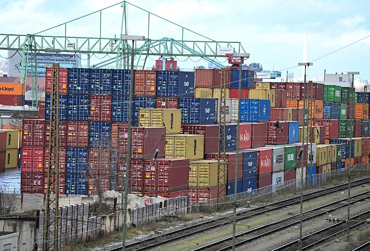 Der Exportmotor läuft nicht mehr rund. - © Bernd Weißbrod/dpa