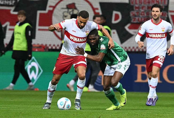 Zweikampf um den Ball: Werders Derrick Köhn (r) gegen Stuttgarts Josha Vagnoman. - © Carmen Jaspersen/dpa