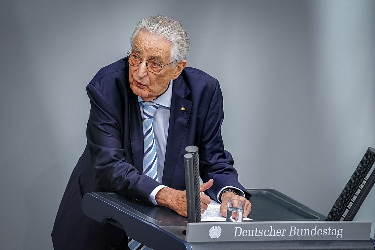 Der früherer Bundesminister Gerhart Baum appellierte, die Demokratie tatkräftig zu verteidigen. - © Kay Nietfeld/dpa