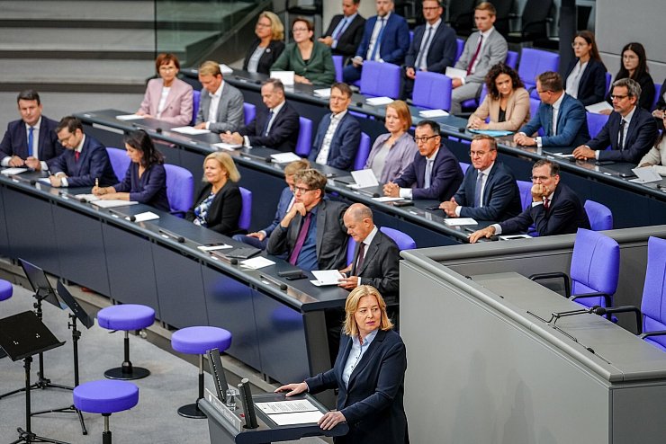 Bundestagspräsidentin Bärbel Bas hat die Demokratie in Deutschland zum 75. Jahrestag der konstituierten Sitzung des Bundestages gelobt. - © Kay Nietfeld/dpa