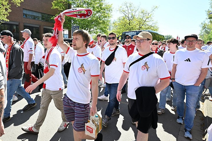 Kölner Fanmarsch in Hannover. - © Swen Pförtner/dpa