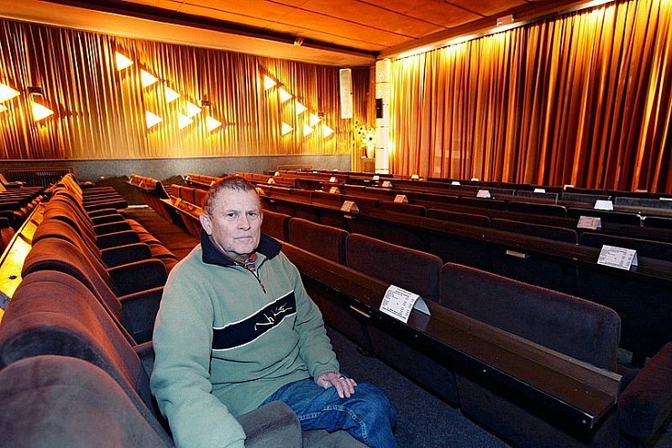 Robert Henckel (74) hat Anfang der 50er Jahre im "Kaiserhof" als Lehrling angefangen und macht das Kino bis heute. Er wirft jedoch das Handtuch, weil er zu viel in neue Technik investieren müsste. - ©
