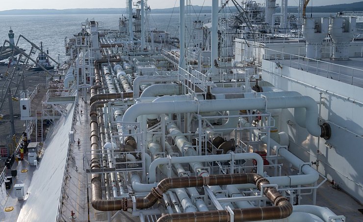 Der Aufbau der Terminals war als Reaktion auf Russlands Angriff auf die Ukraine und gedrosselte und schließlich ausbleibende russische Gas-Lieferungen forciert worden. - © Stefan Sauer/dpa