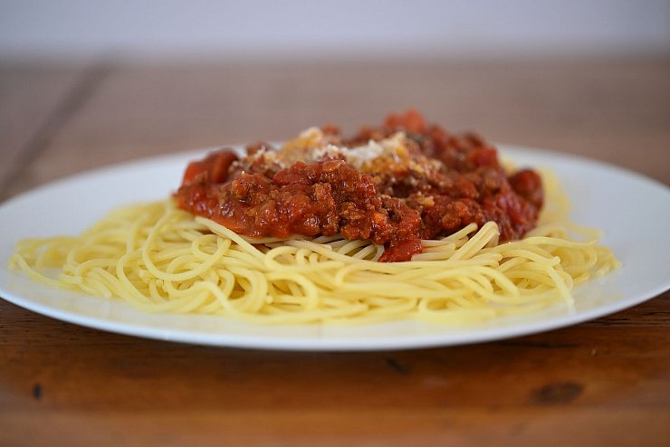 Dafür entscheiden sich viele Kantinenbesucher: Spaghetti Bolognese. - © Wolf von Dewitz/dpa