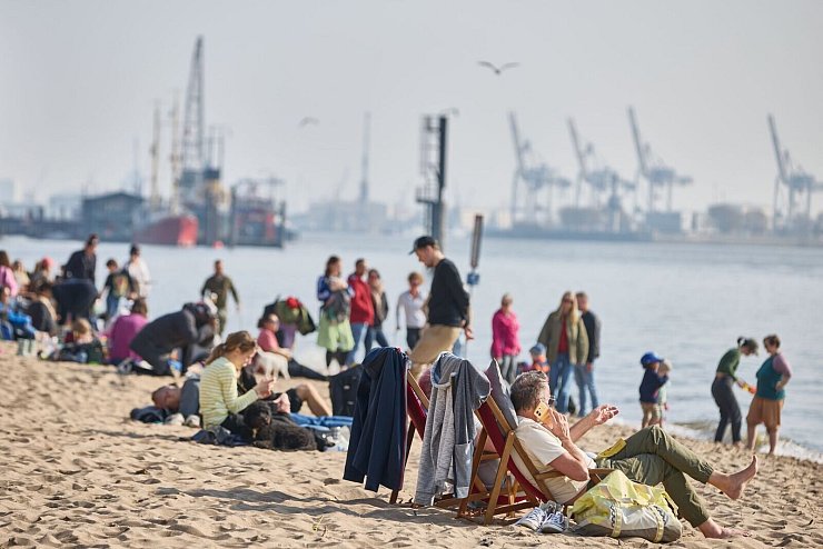Die Sonne lockte auch viele Menschen zum Elbstrand in Hamburg. - © Georg Wendt/dpa