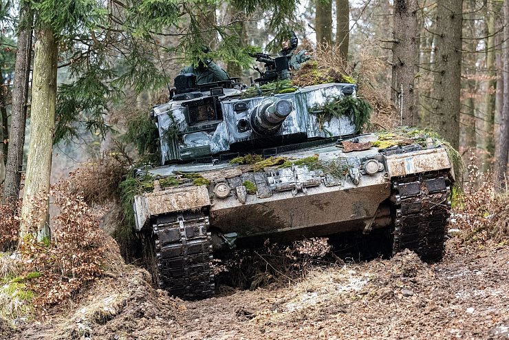 Ein in Deutschland produzierter Leopard-2-Panzer der polnischen Armee nimmt an einer internationalen Militärübung teil. (Archivbild) - © Armin Weigel/dpa