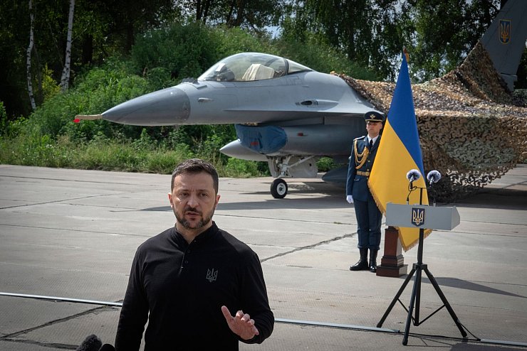 Die Ukraine von Präsident Selenskyj ist nunmehr der größte Rüstungsimporteur der Erde. (Archivbild) - © Efrem Lukatsky/AP/dpa