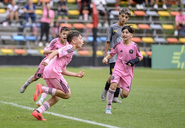 Auch Benjamin (l), der Sohn von Fußballstar Luis Suarez, lief für Inter Miami auf. - © Emma Garcia/dpa