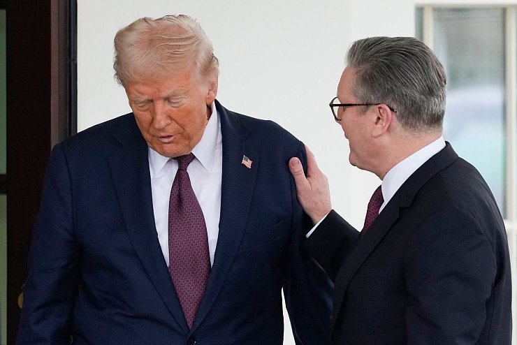 Bei der Zusammenkunft in Washington sprachen Trump und Starmer auch über den Krieg in der Ukraine. - © Ben Curtis/AP/dpa