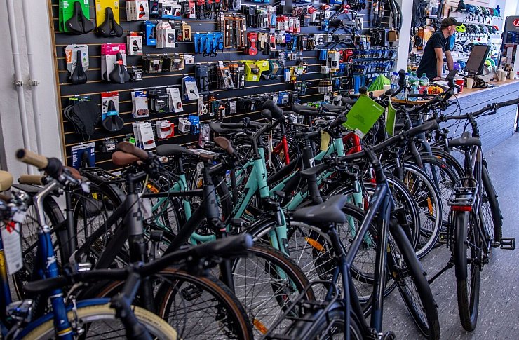 Der Fahrradhandel leert seine Lager. - © Jens Büttner/dpa