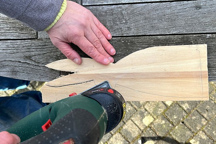 Osterhasenform auf das Holz übertragen und dann aussägen. - © DIY Academy/dpa-tmn