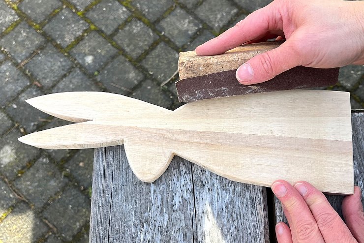 Mit Schleifklotz und Schleifpapier die Hasenform abschleifen und die Kanten glätten. - © DIY Academy/dpa-tmn
