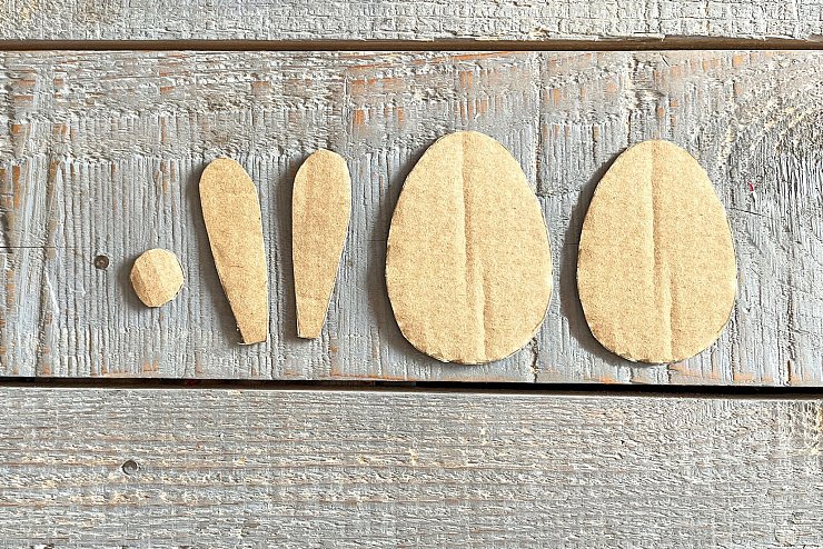 Aus dem Karton ein paar Hasenohren, einen kleinen Kreis sowie zwei Hasenkörper ausschneiden. - © DIY Academy/dpa-tmn