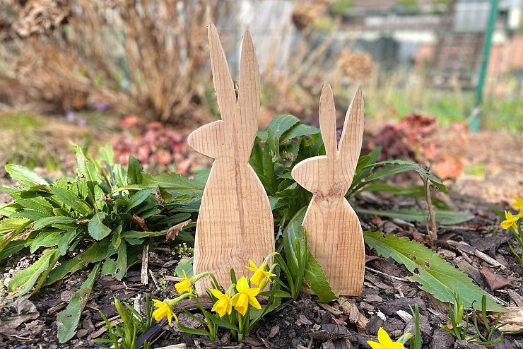Die Osterhasen aus Palettenholz eignen sich für drinnen und draußen. - © DIY Academy/dpa-tmn