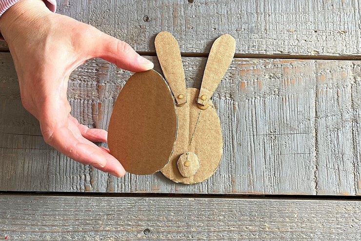 Die Ohren und den Kreis auf dem Hasenkörper anbringen, dann den zweiten Karton oben draufkleben. - © DIY Academy/dpa-tmn