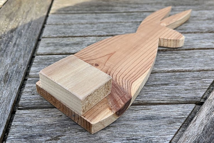 Für einen sicheren Stand am besten auf einer Seite der Figur einen Holzblock ankleben. - © DIY Academy/dpa-tmn