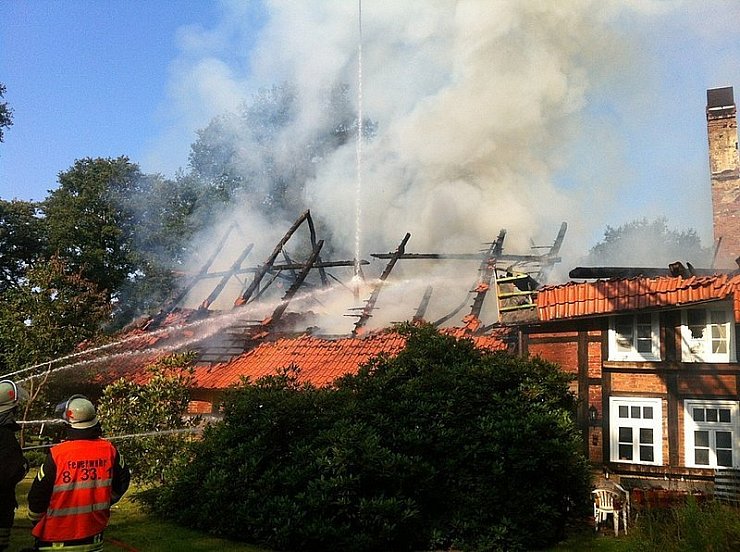 Feuerwehrleute bekämpfen die Flammen. - © FOTO: CHRISTIAN MATHIESEN